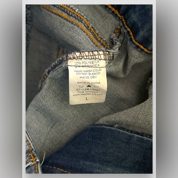 Hayden Los Angeles H6392 Women's Medium Light Wash Step Hem Denim Shorts, Size L - Picture 5 of 6